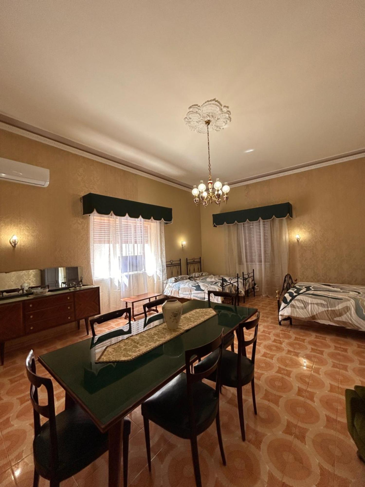 Vierpersoonskamer met Gedeelde Badkamer